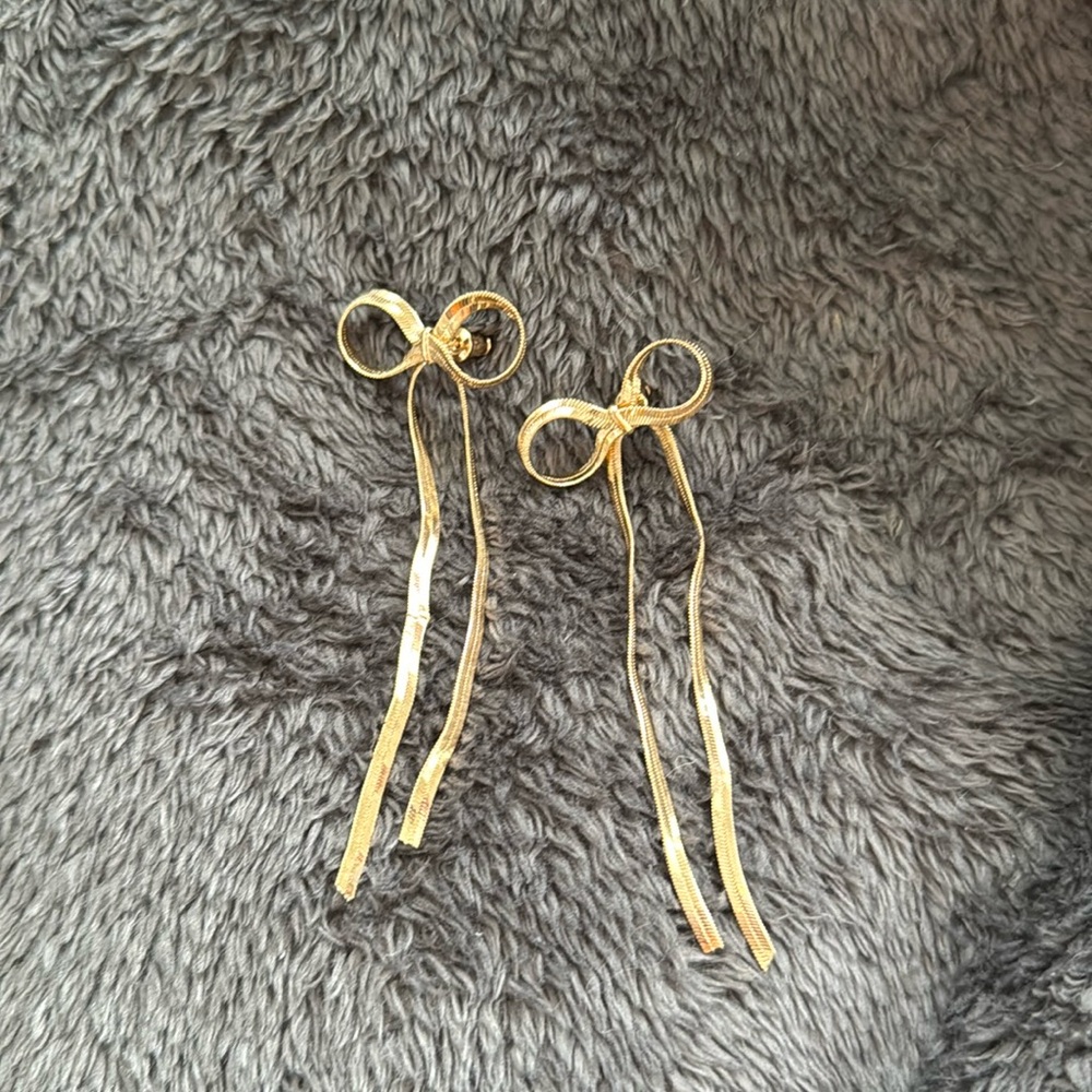 Gold bow earrings